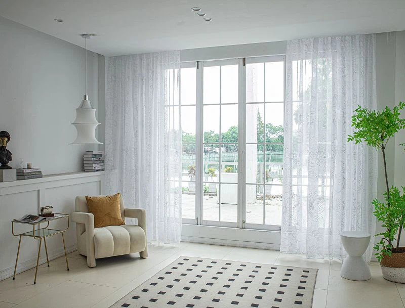 Doli Stoffgardin med stor blomst og sølvfolie