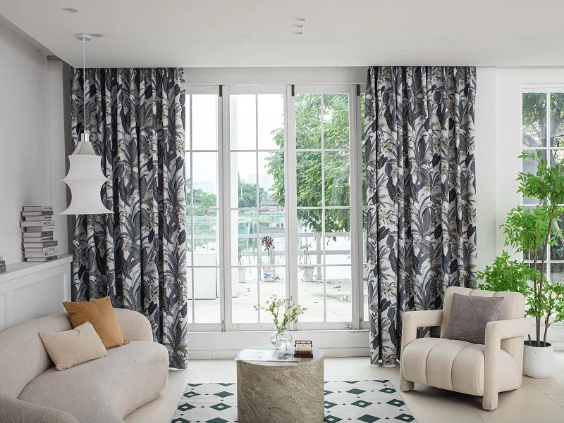 Hirse lingardinstoff med stort bladmønstertrykk