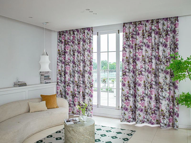 Hirse lingardinstoff med liljemønstertrykk